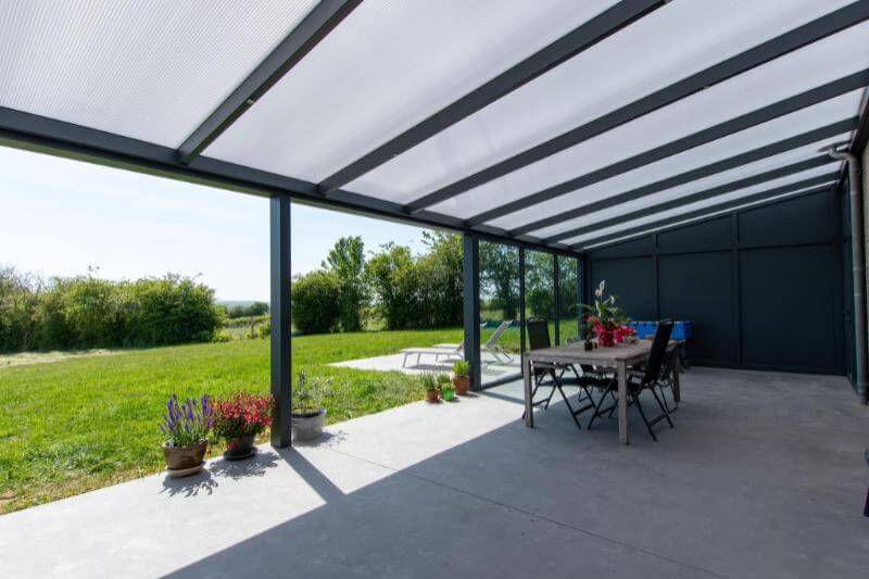 pergola fermée sur les côtés